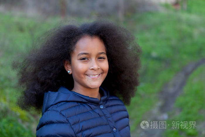 漂亮的典型黑人头发的女孩