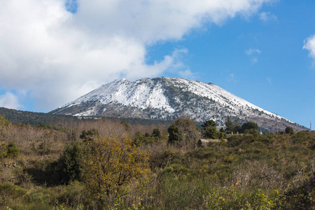 冬日里看来的维苏威火山山