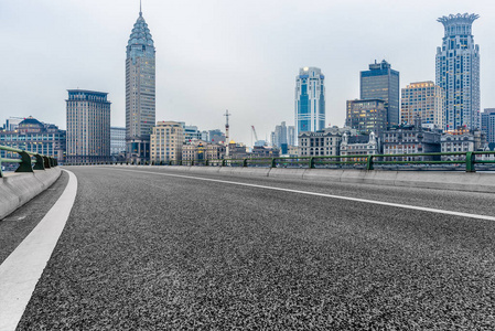 通过现代的城市上海的城市道路图片