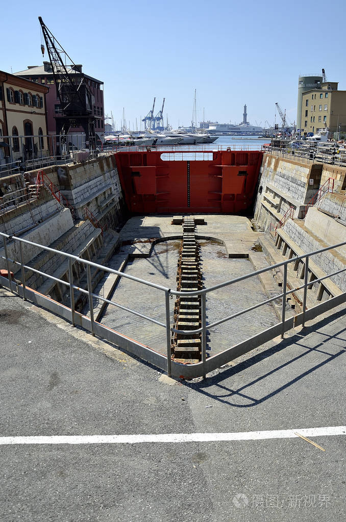 干船坞或修理或改装港口