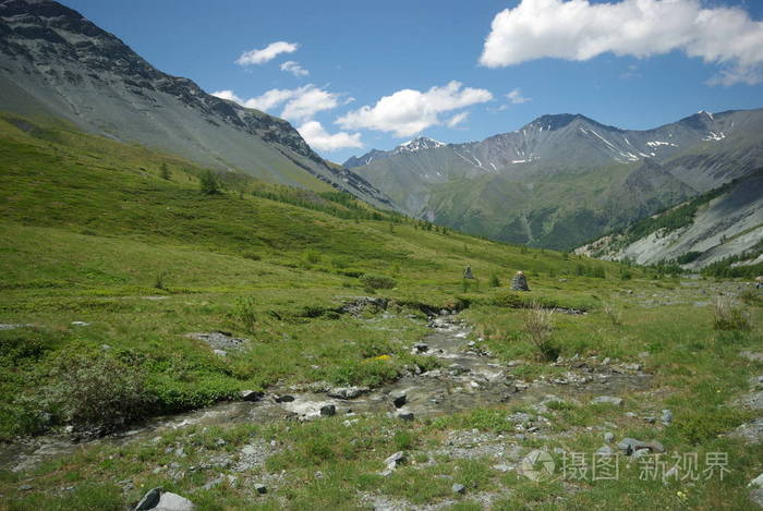 山的风景.高地, 山峰, 峡谷和山谷.山坡上的石头