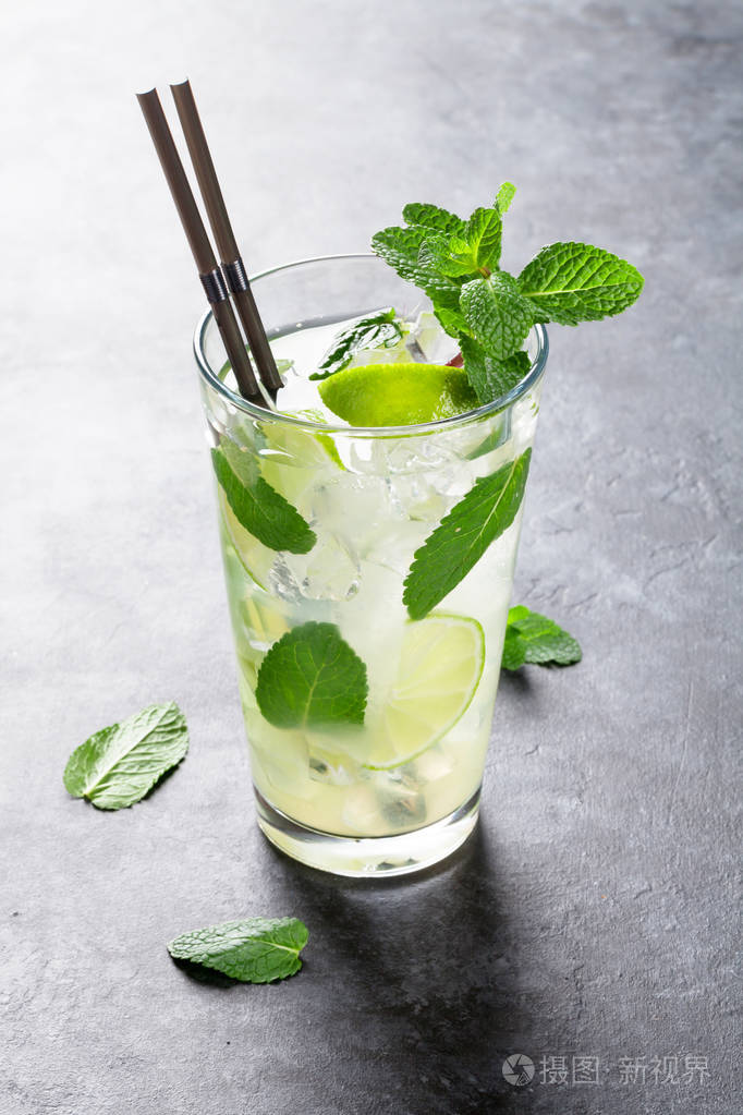 莫吉托鸡尾酒桌上
