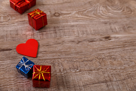 红心和礼品盒。情人节那天设计