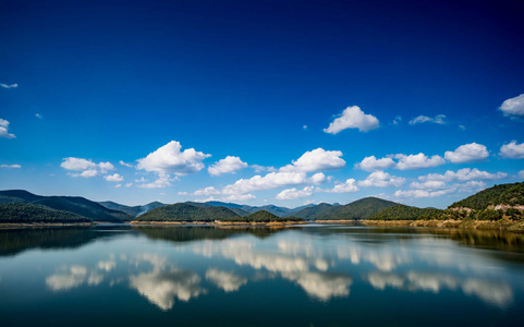 湖山和蓝色天空背景