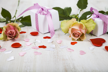 粉红玫瑰 礼物和心在一个木制的背景