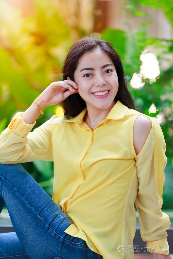 亚洲女人在公园里一看她的脸上享受快乐的笑积极情绪