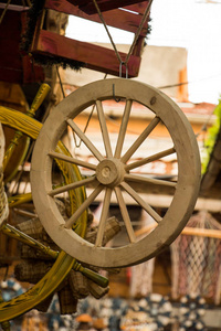 由木材制成的旧传统旅行车轮