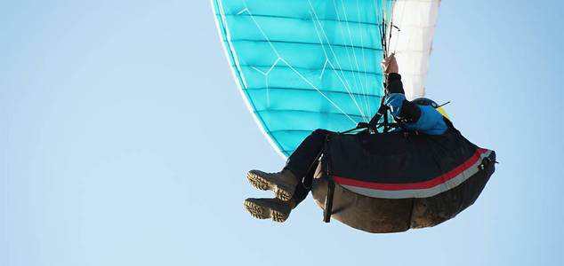 滑翔伞在蓝色的天空中飞翔