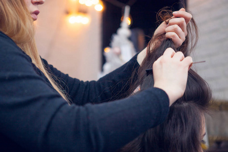 美发店做头发理发师梳理头发与刷子新发型可爱可爱的年轻女子在美容