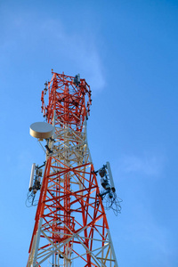 移动电话通信天线塔与蓝蓝的天空和 c