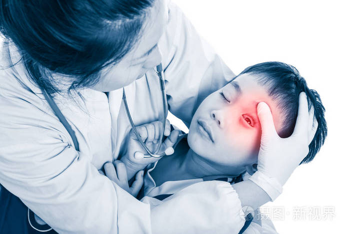 运动损伤医生给急救在挫伤孩子的眼睛