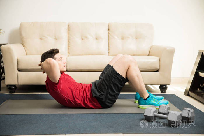 男人在家里仰卧起坐