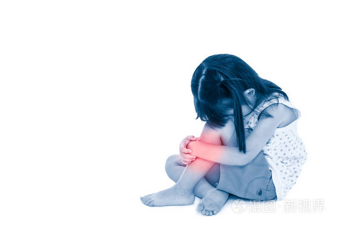 悲伤的亚洲孩子坐在一起复制空间女孩受伤在shin上白色孤立