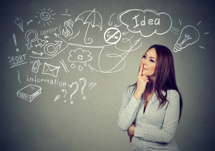 肖像沉思年轻女性思想有许多想法抬头照片