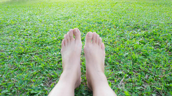 赤脚在草地上自由放松