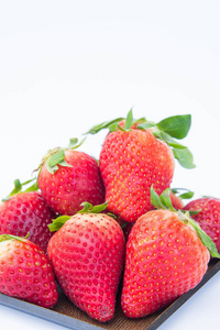 草莓在白色背景水果的健康亲切，有用