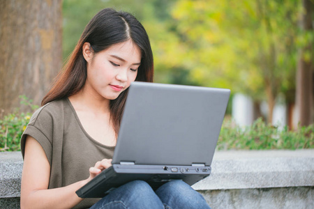 工作生活方式 特写的女商人或学生青少年使用在户外的笔记本电脑上