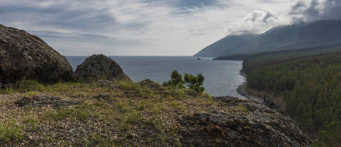 在湖晚上山区海岸