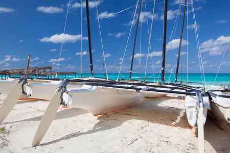 双体船在空旷的海滩，古巴