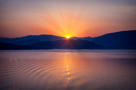 花蕊海美丽的日落.在海上日出照片