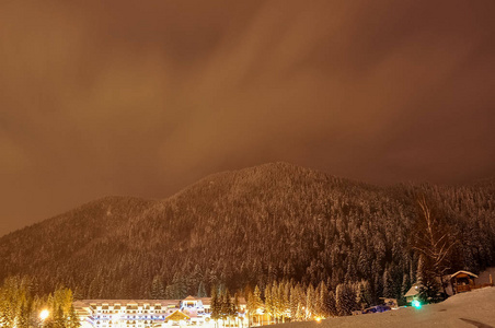 冬天的夜晚查看景观中波亚纳布拉索夫