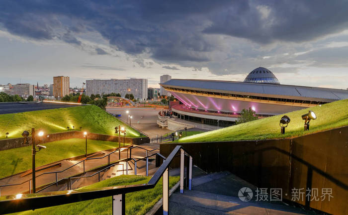 在卡托维兹,波兰的夜的全景视图.