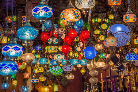 旧市场有五颜六色的灯具伊斯坦布尔土耳其。