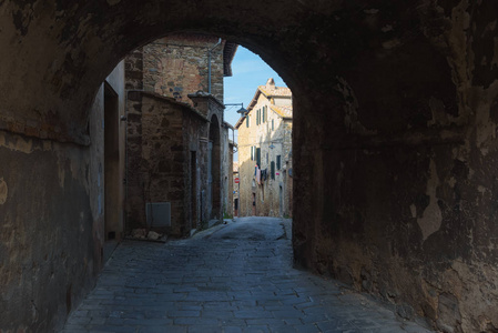 隐藏的街道和蒙塔尔奇诺，托斯卡纳拱门的角落