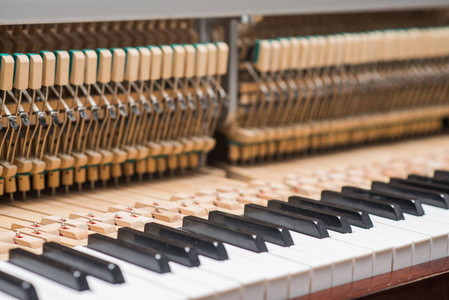 老式钢琴锤机制。准备修复