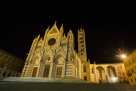 锡耶纳大教堂夜景，托斯卡纳意大利