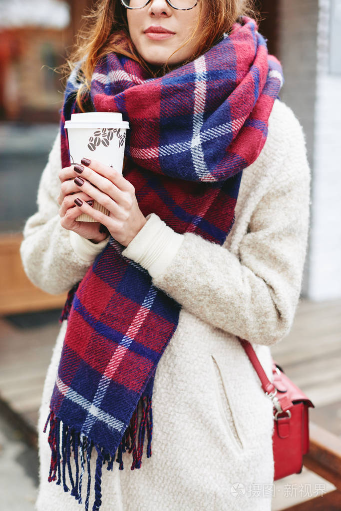 与苏格兰细胞的眼镜和毛毯围巾女孩