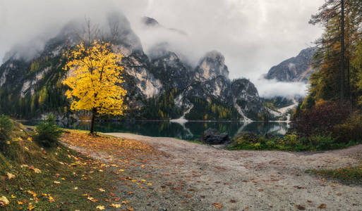 在湖 Braies 上午多云