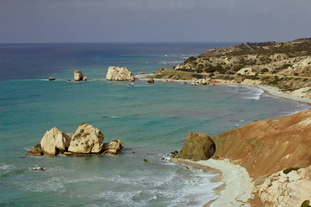 与佩特拉头 Romiou 或阿芙罗狄蒂的岩石海岸