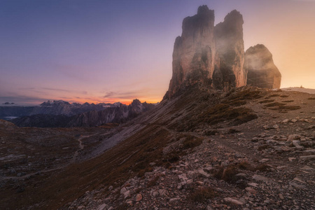 在山区 Tre 犯罪 di Lavaredo 海上日落