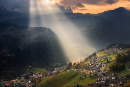 光上面圣克里斯蒂娜 Valgardena 村