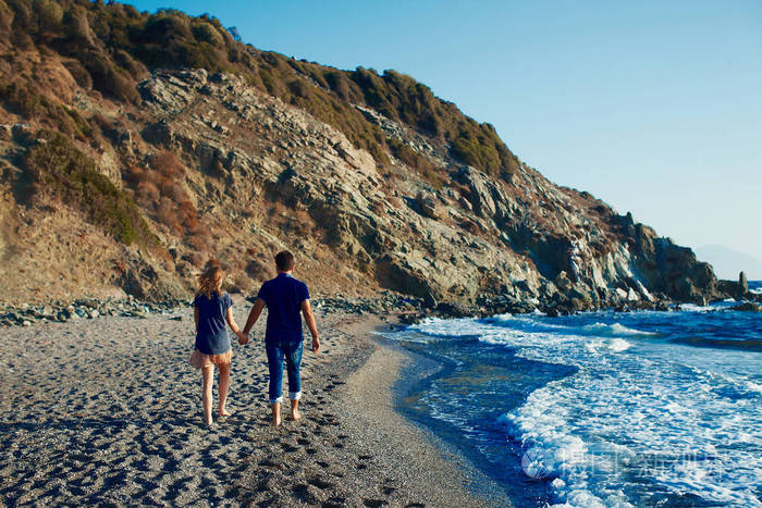 两个恋人漫步在海滩上