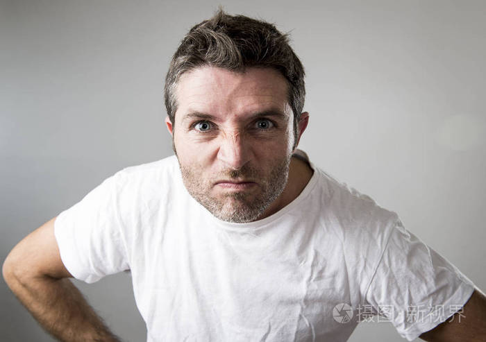 年轻有魅力的男人,蓝色的眼睛望著愤怒与疯狂的愤怒情绪和不安