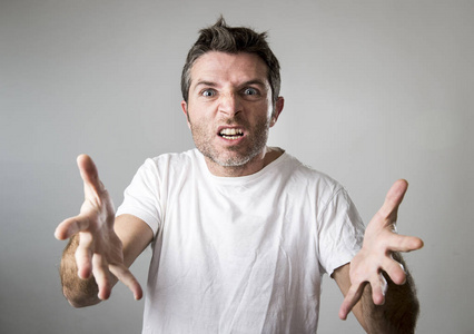 愤怒情绪眼睛年轻有魅力的男人,蓝色的眼睛望著愤怒与疯狂的愤怒情绪