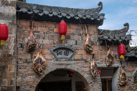 安徽黟县宏村满墙的人腌熏肉火腿