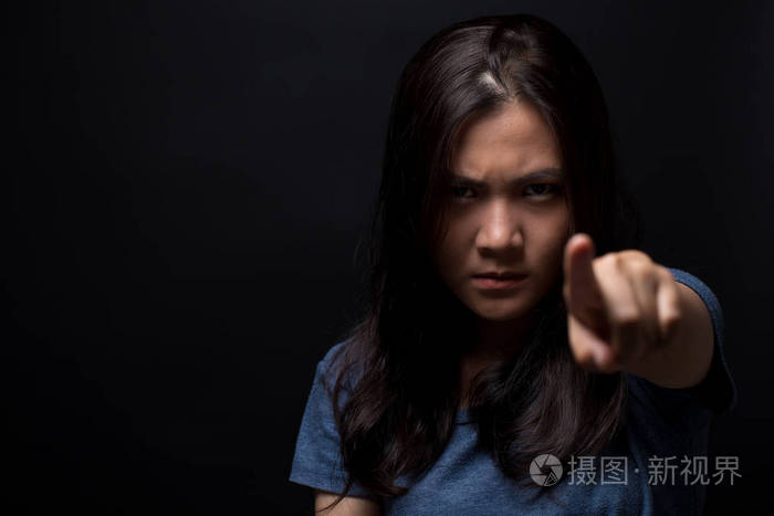 愤怒的女人指着楼前