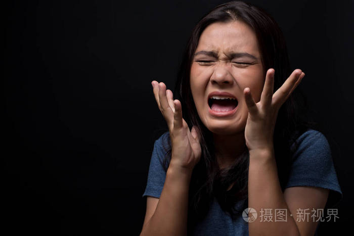 在黑色背景上尖叫的女人