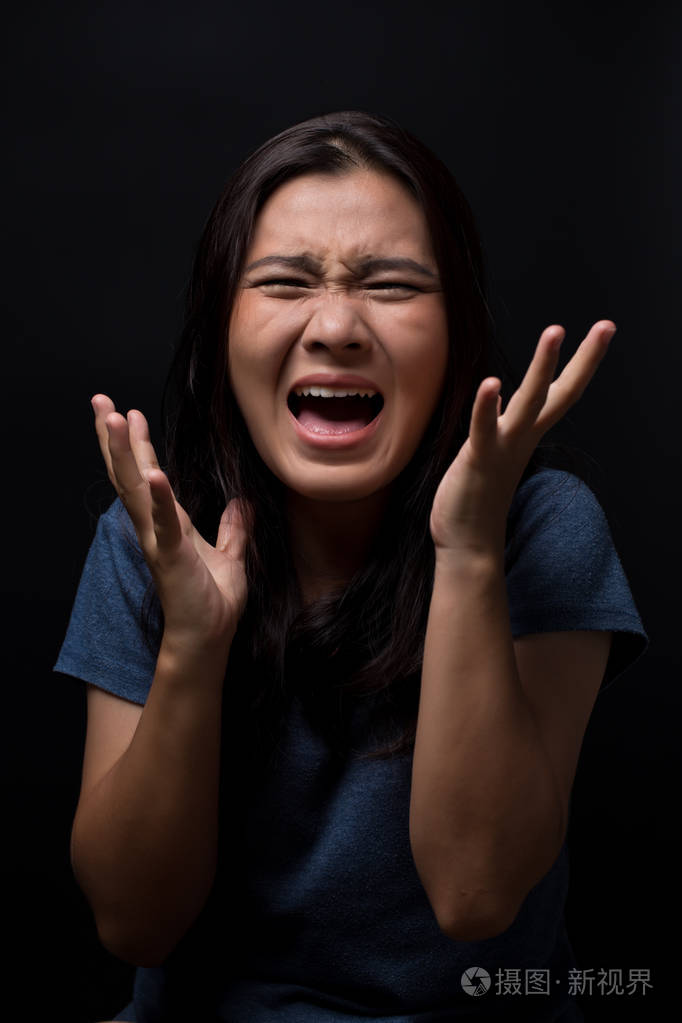在黑色背景上尖叫的女人