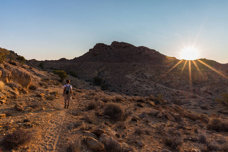 旅游在日落时分，纳米布诺克国家公园，纳米比亚纳米布沙漠中行走。冒险和探索在非洲