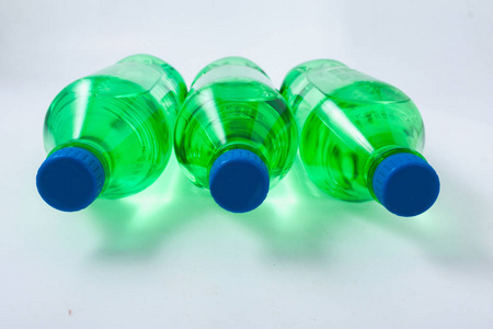 在白色背景上的绿色塑料瓶
