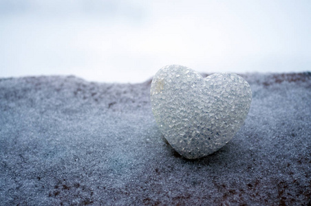 晚上在雪地上的抽象玻璃心.情人节卡片.