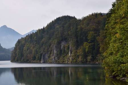 在阿尔卑斯山湖 Schwansee。秋季 2016