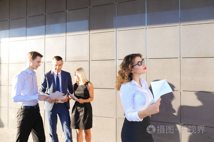 漂亮的年轻的职业女性学生休息下班休息了