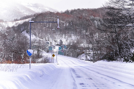 一路上在日本札幌的北海道粉雪图片