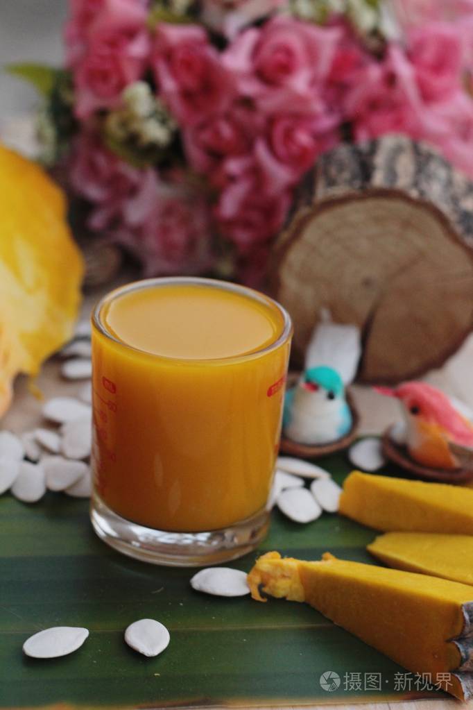 新鲜的南瓜冰沙在玻璃是美味