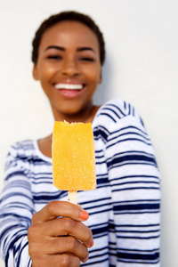 黑人女孩微笑着对冰激淋